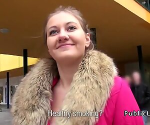 Ohnutý nad bruneta Amatéři Fucking Venku POV