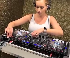 Hot Mor spiller Musik