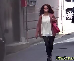 Asia Gadis buang air kecil