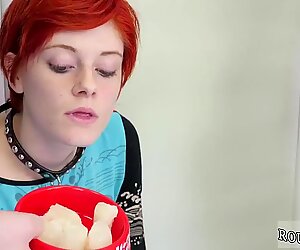 Thai-Nutte von zwei Guys Cummie, der Schmerzsperrkatze gefickt