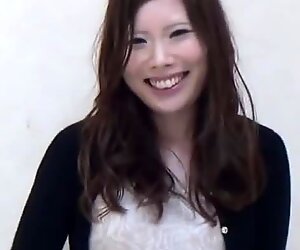 Asian amateur wets pants