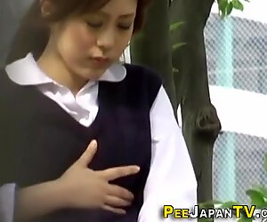 Asiatisk teenager spionerede pissende