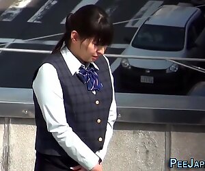 Asiatisk kvinne pisser seg selv