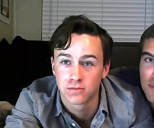 Hübsche jungs kitzeln und lecken füße