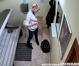 Utrolig gjennomboret og tattoed snelle solarium ser på andre